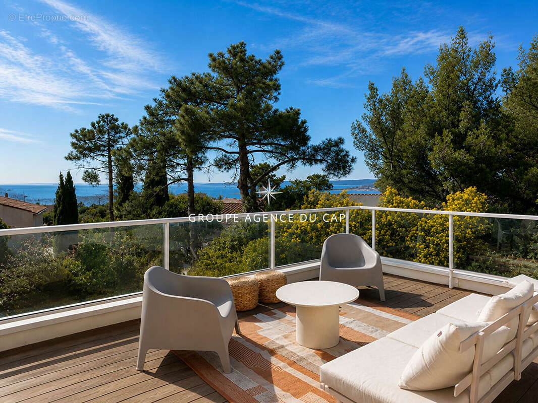 À vendre villa de 140m², 7pièces comprenant 5 chambres avec piscine, située aux issambres - photo 2
