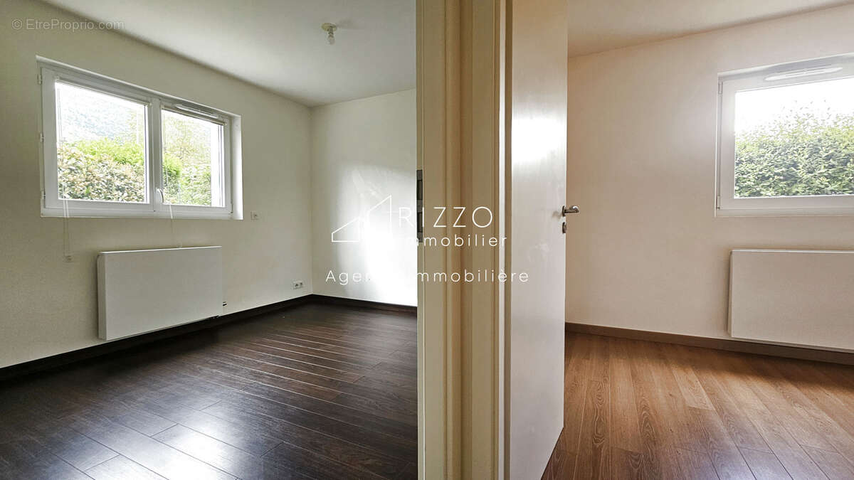 Appartement à PERON