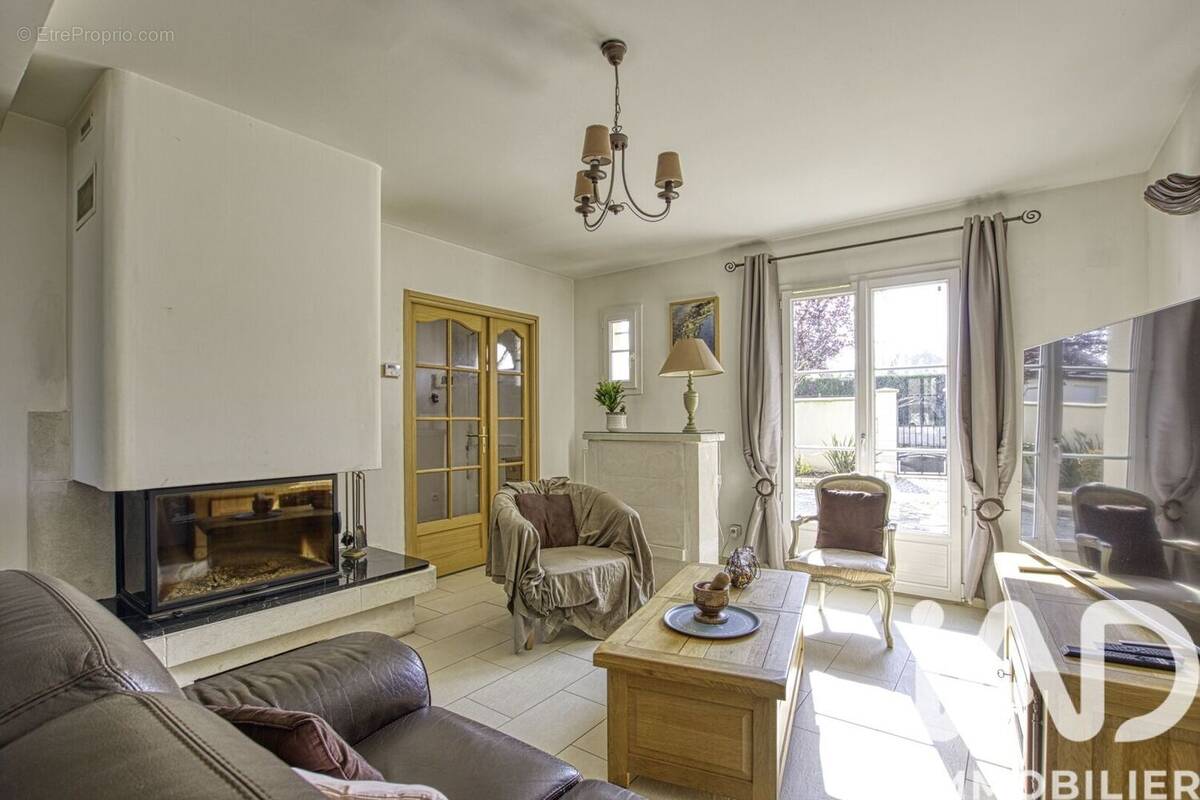 Photo 1 - Maison à ESTREES-SAINT-DENIS