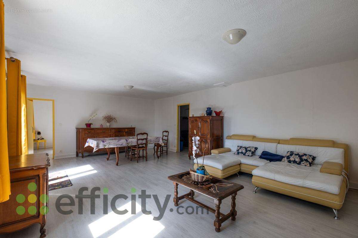 Maison à NOTRE-DAME-DE-SANILHAC