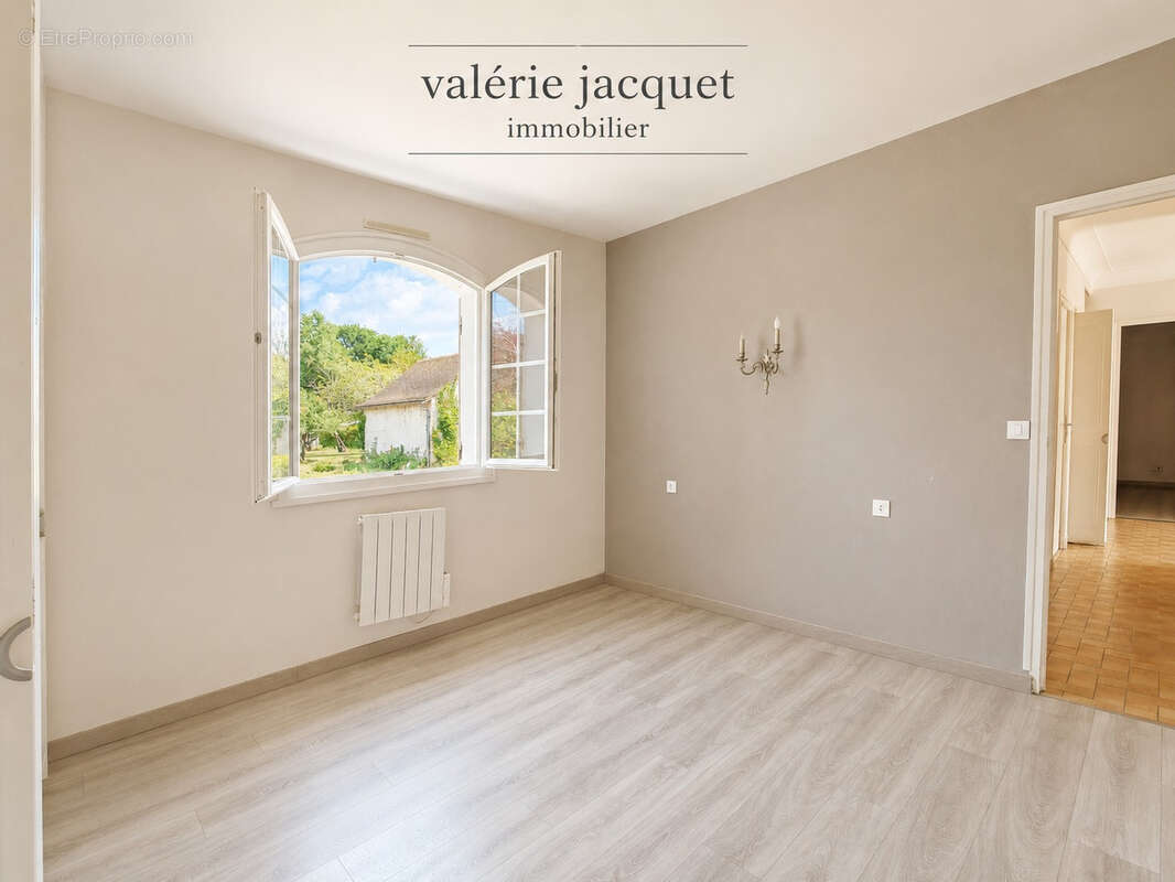 Maison familiale de 4 chambres avec vie de plain-pied   3 150 m2 de terrain   À 5 minutes à pied du centre-vil - photo 9