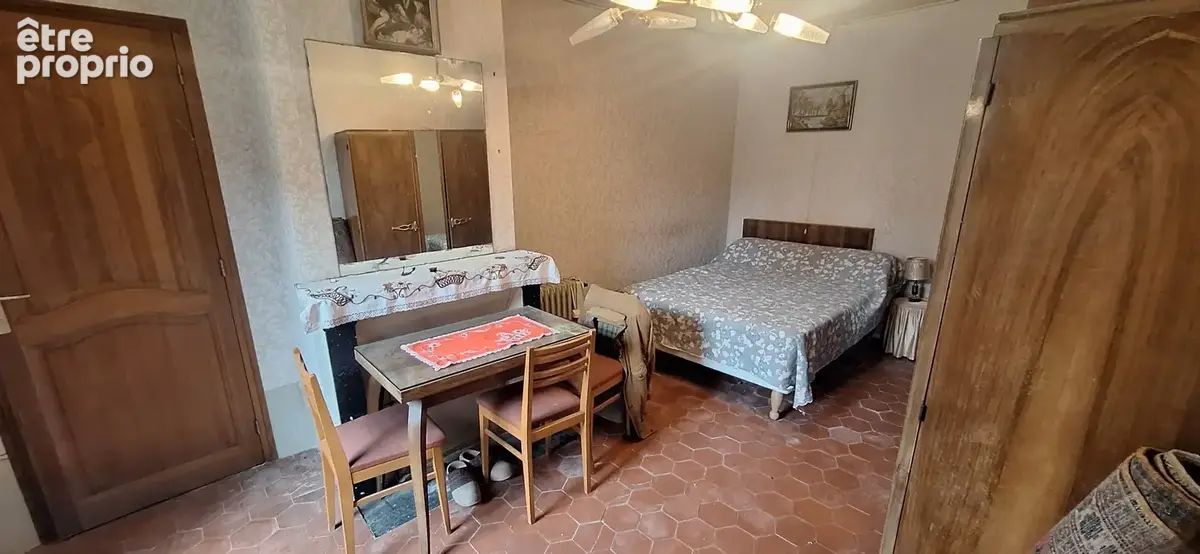 Maison de campagne 60m2 environ,2 granges 50m2 chacunes,ateliers,cave, sur son terrain 770m2. - photo 5