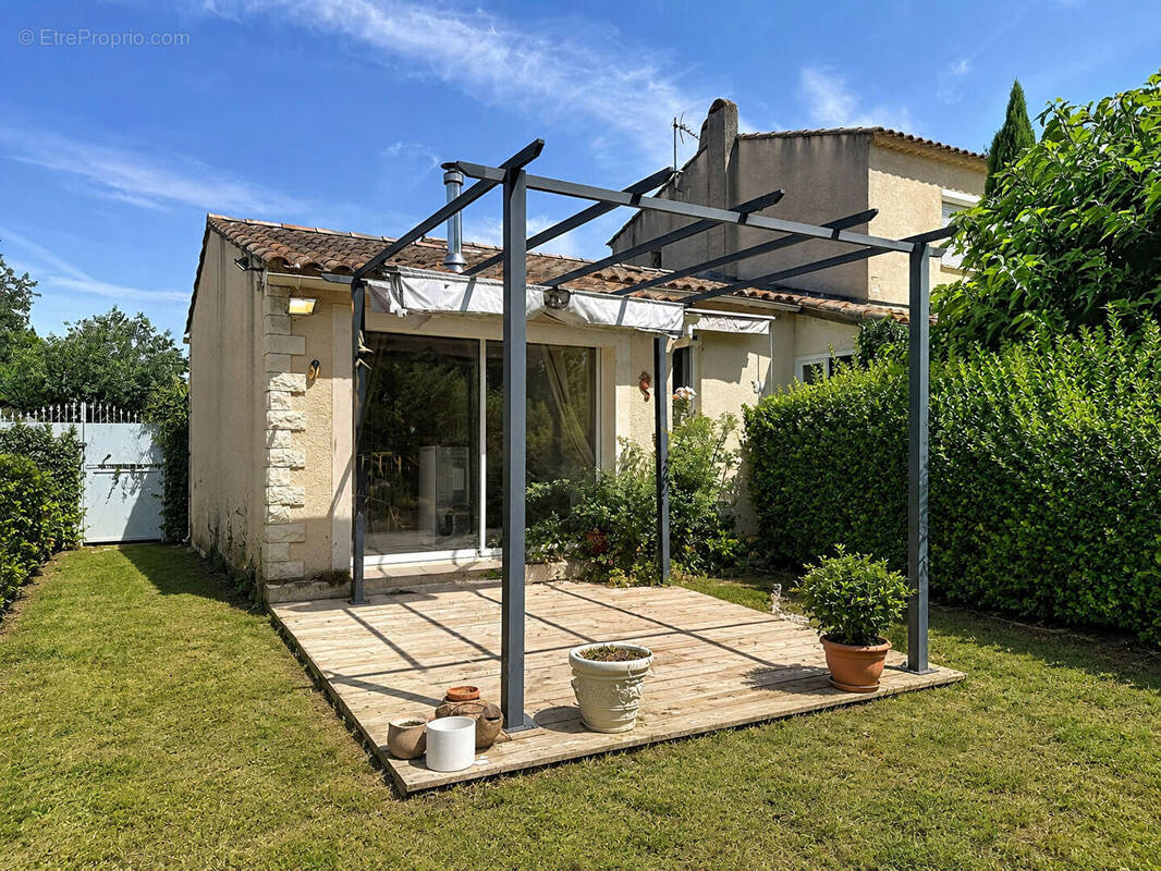 Maison à ENTRAIGUES-SUR-LA-SORGUE