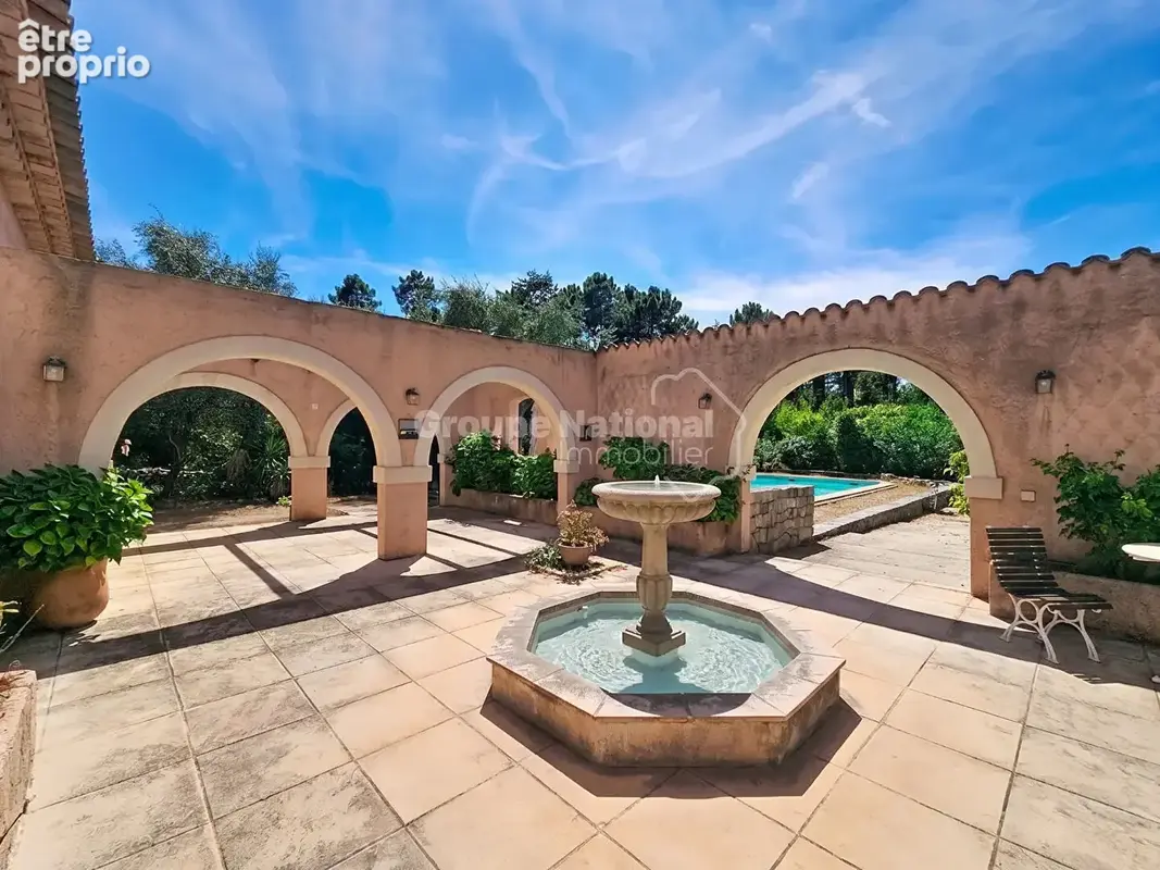 Villa d'architecte 142 m² avec piscine et nombreuses dépendances  - Callian - photo 2