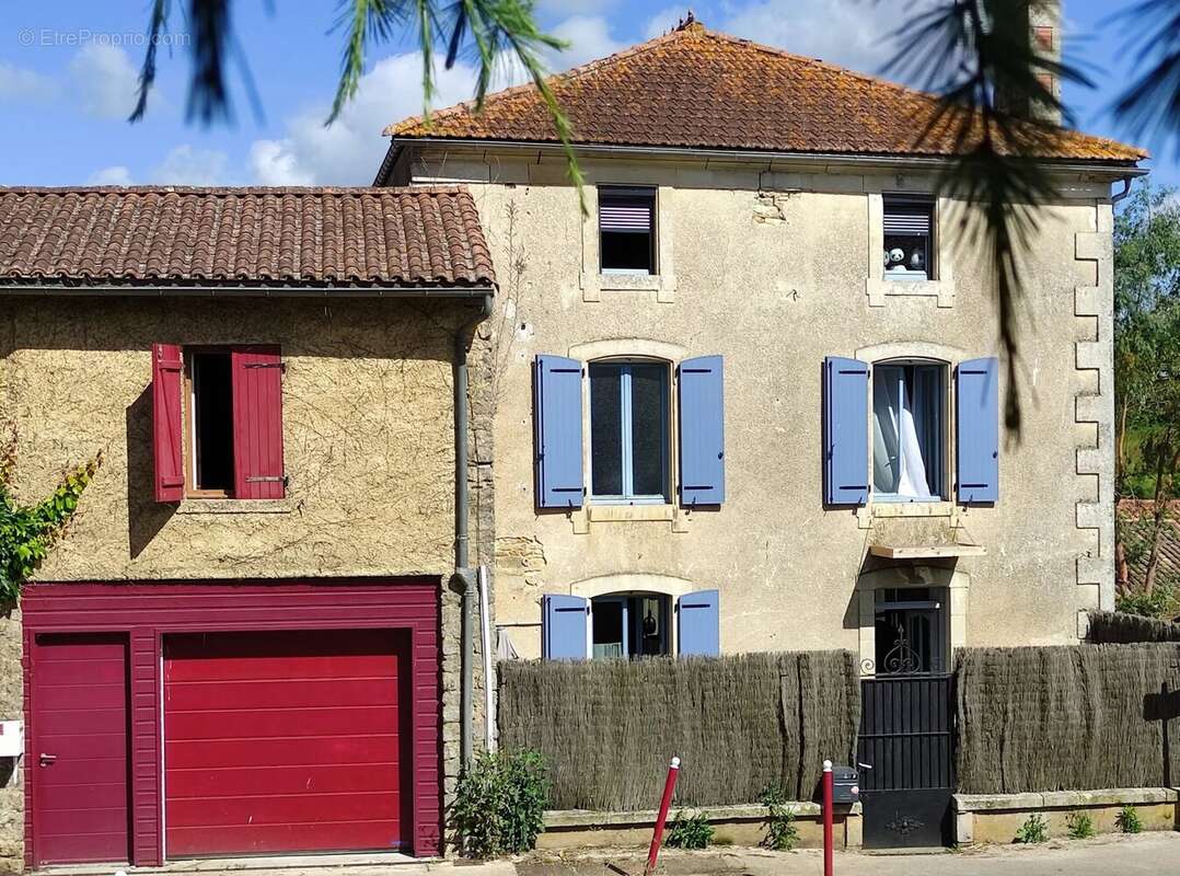 Maison de village offrant 5 chambres avec cour - photo 18