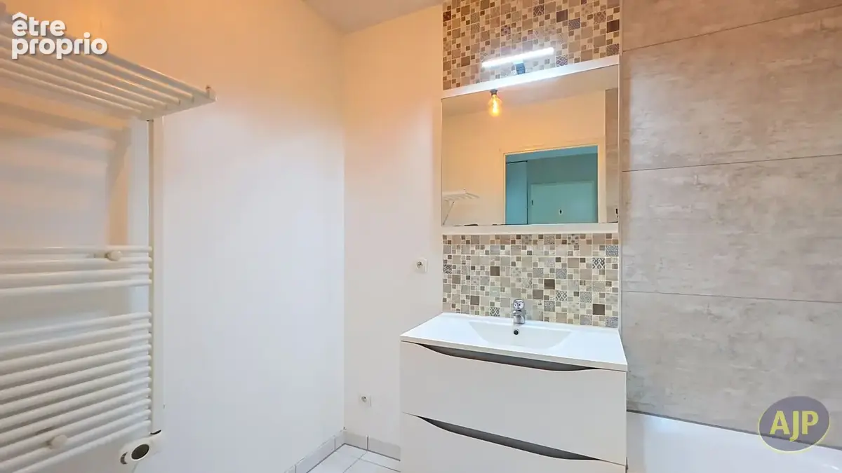 A Bordeaux 33800 Appartement rénové avec extérieur 14m² et parking ! - photo 7