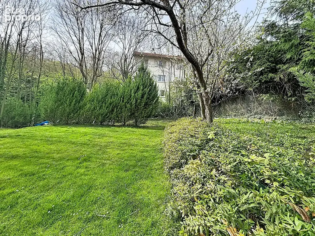 Terrain à SURESNES