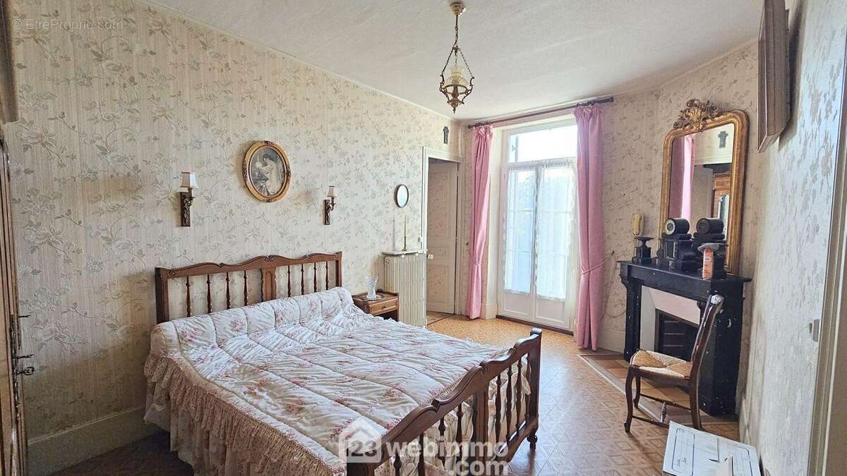 Une chambre passante de 15 m² avec sa cheminée.