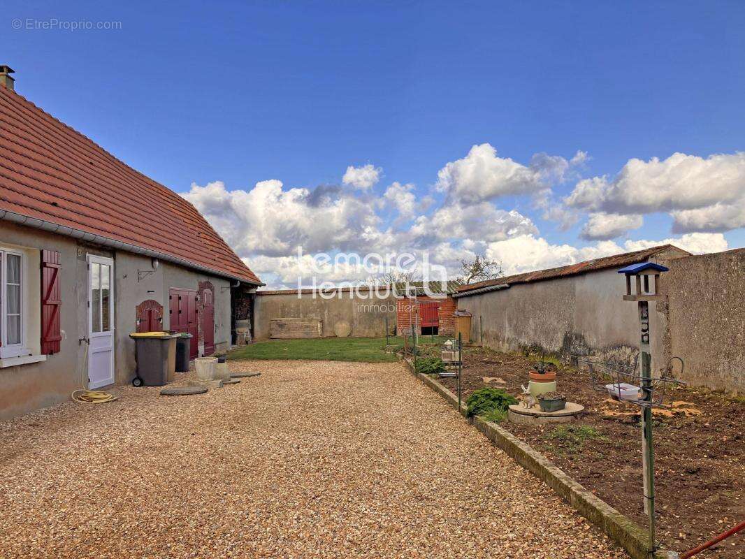 Maison à TREMBLAY-LES-VILLAGES