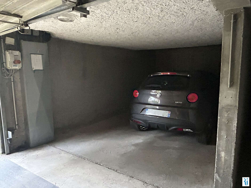 Parking à MONT-SAINT-AIGNAN