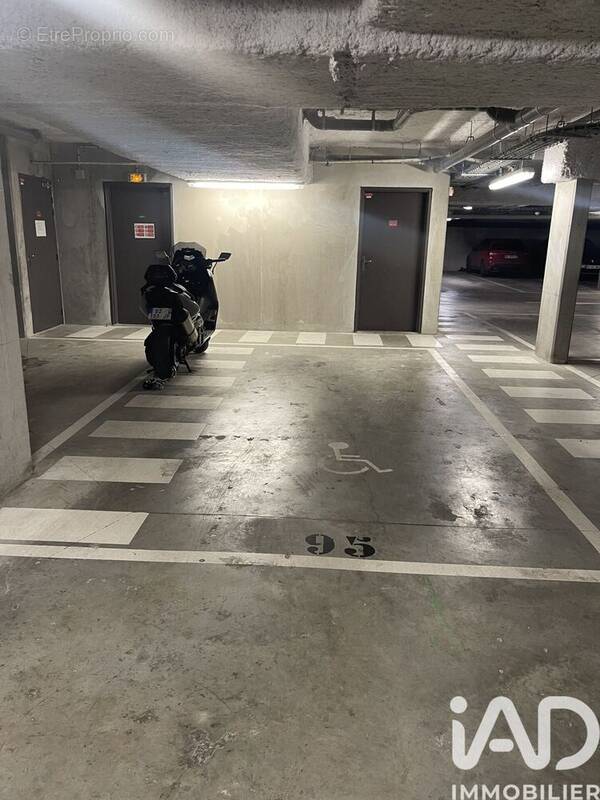 Photo 1 - Parking à CERGY