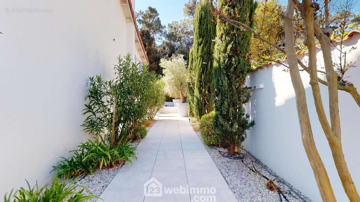 Tour complet de la maison possible avec de nombreux aménagements de jardin extraordinaires - Maison à JARD-SUR-MER