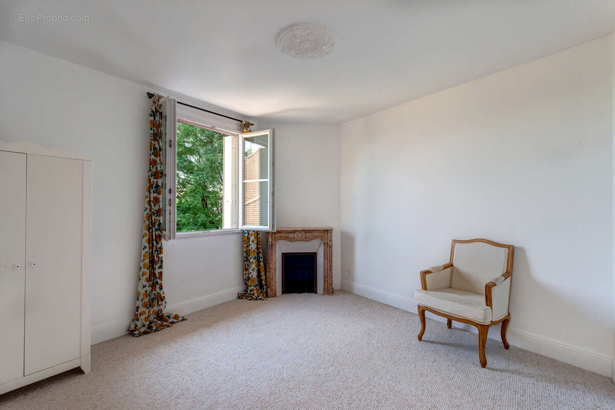 Elégante meulière de 12 pièces sur un terrain de 492 m² - photo 13