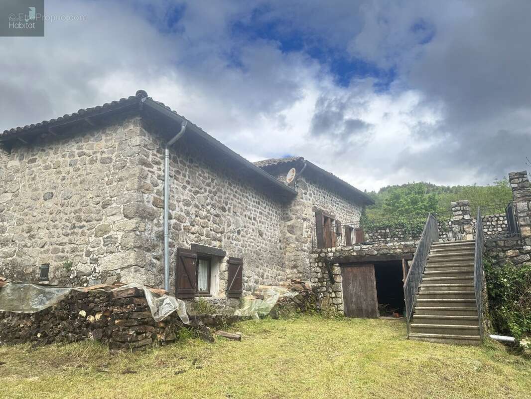 Maison à MEZILHAC