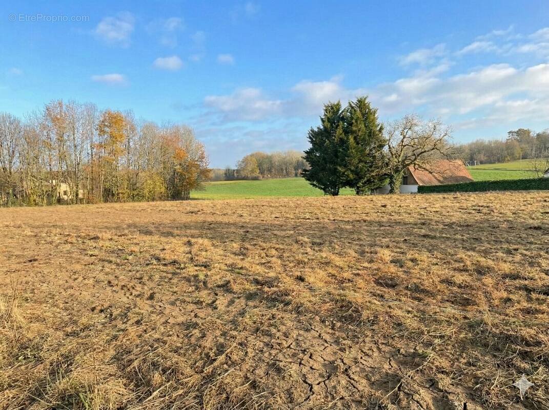 Terrain à FLEURAC