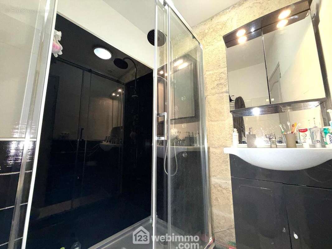 Salle d'eau maison de village - Maison à VAUVERT