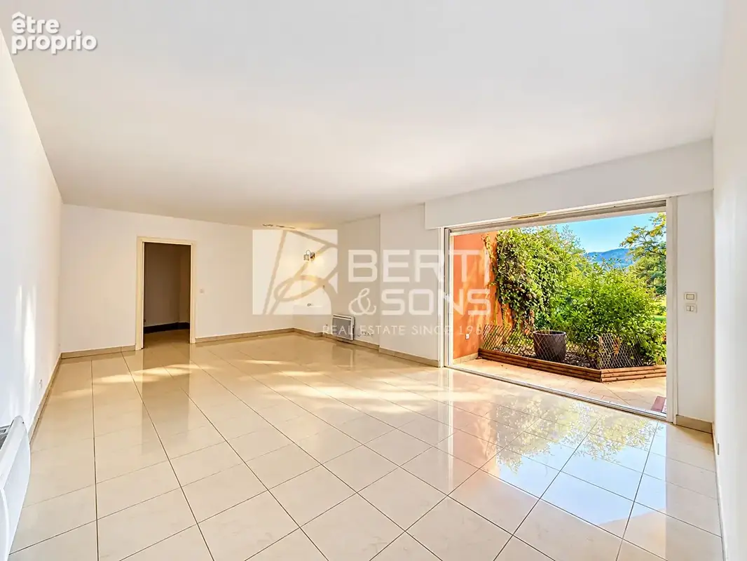 Mandelieu minelle - vaste 4 pieces en rez-de-jardin dans domaine securise - gardien piscine garage parking ext - photo 6