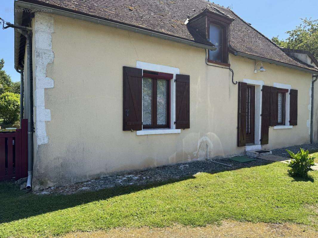 Maison à SAINT-HILAIRE-SUR-BENAIZE