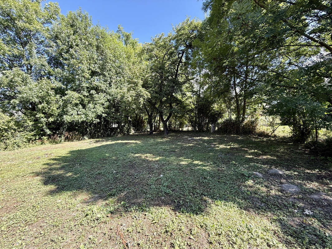 (73) Saint Avre - Terrain constructible et viabilisé - 1147m2 + 408m2 de jardin - photo 9