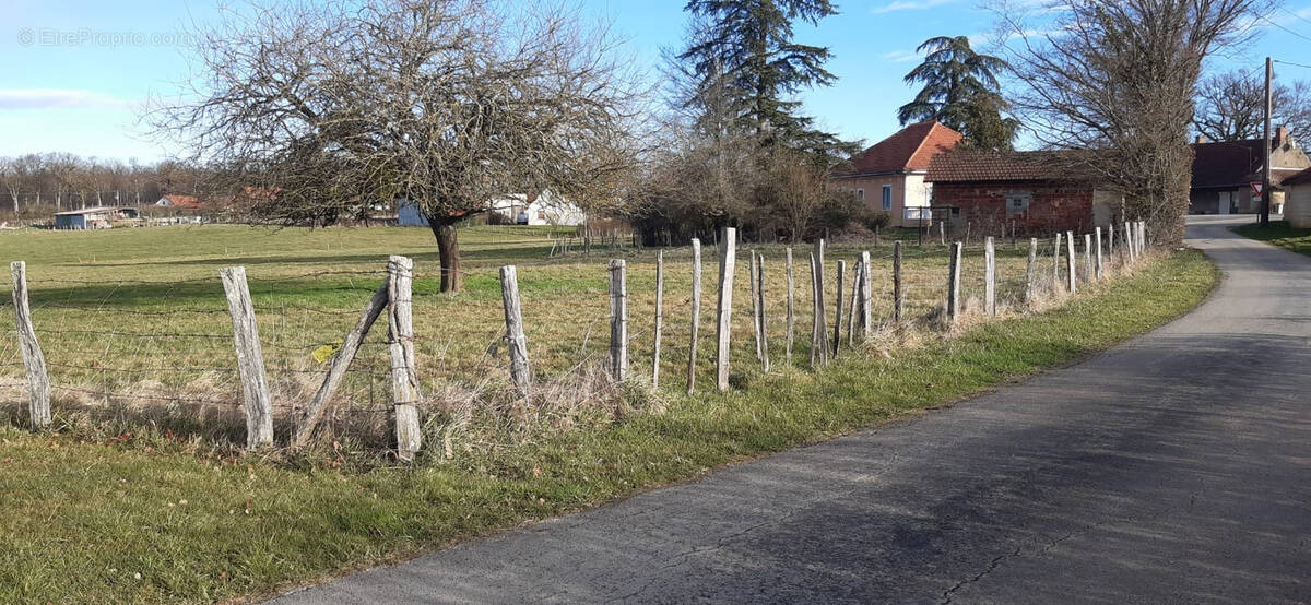 Terrain à COMMENAILLES