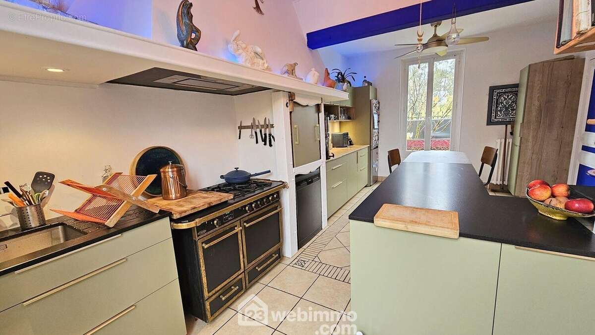 Une cuisine neuve de 22 m² très fonctionnelle et lumineuse.