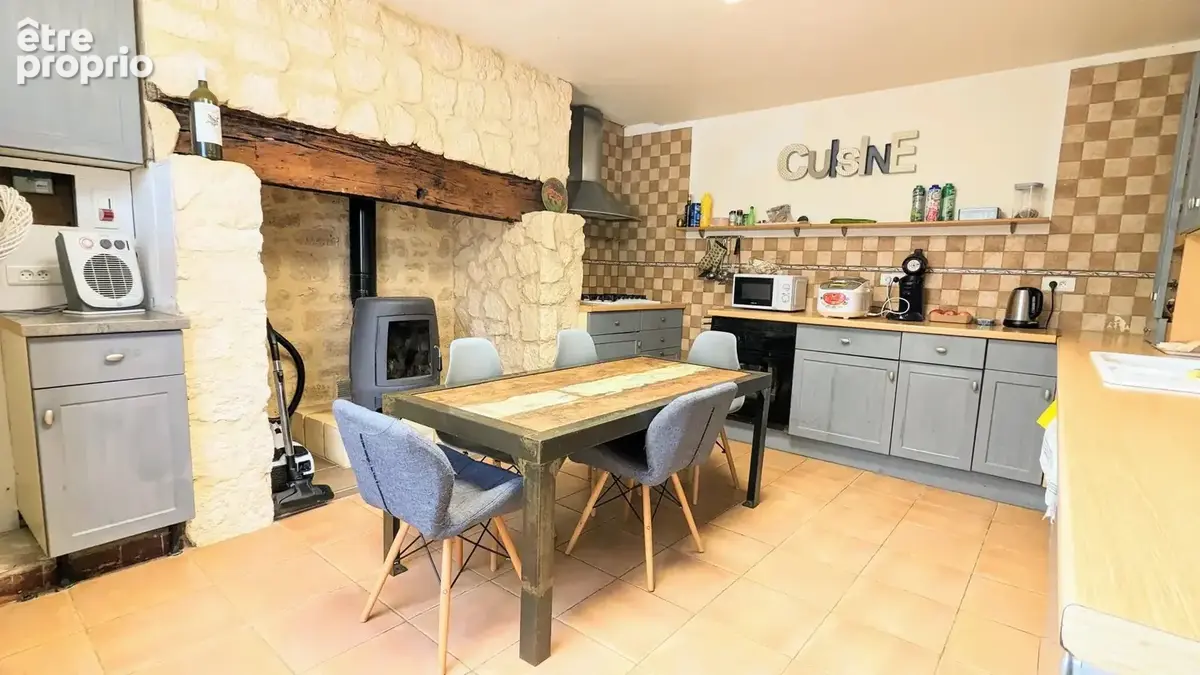 Parfaitement situé à proximité de Sarlat et Montignac - Ensemble de bâtiments avec piscine - photo 5