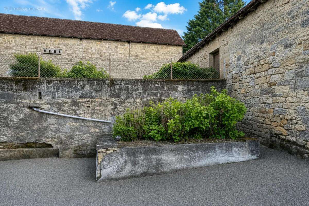 Maison en pierre avec étang et vastes dépendances - photo 12