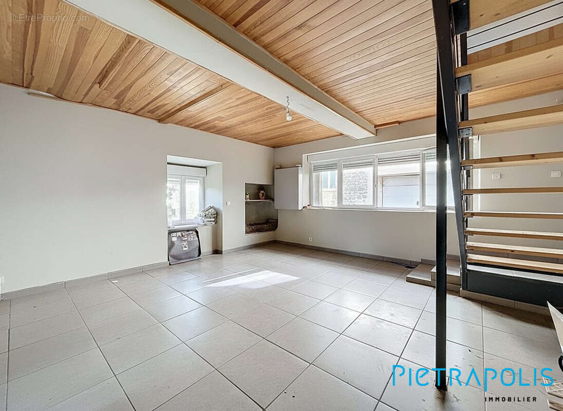 Salon/séjour - Maison à CHAMBOST-LONGESSAIGNE