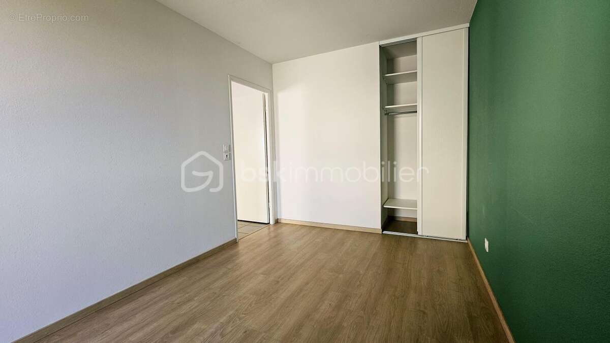 SOUSTONS – Appartement T2 récent avec terrasse et double parking en sous-sol - photo 5