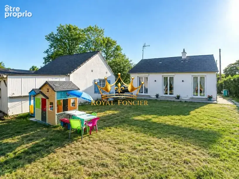 Maison de plaine pied, garage et dependances - Maison à LA GUERCHE