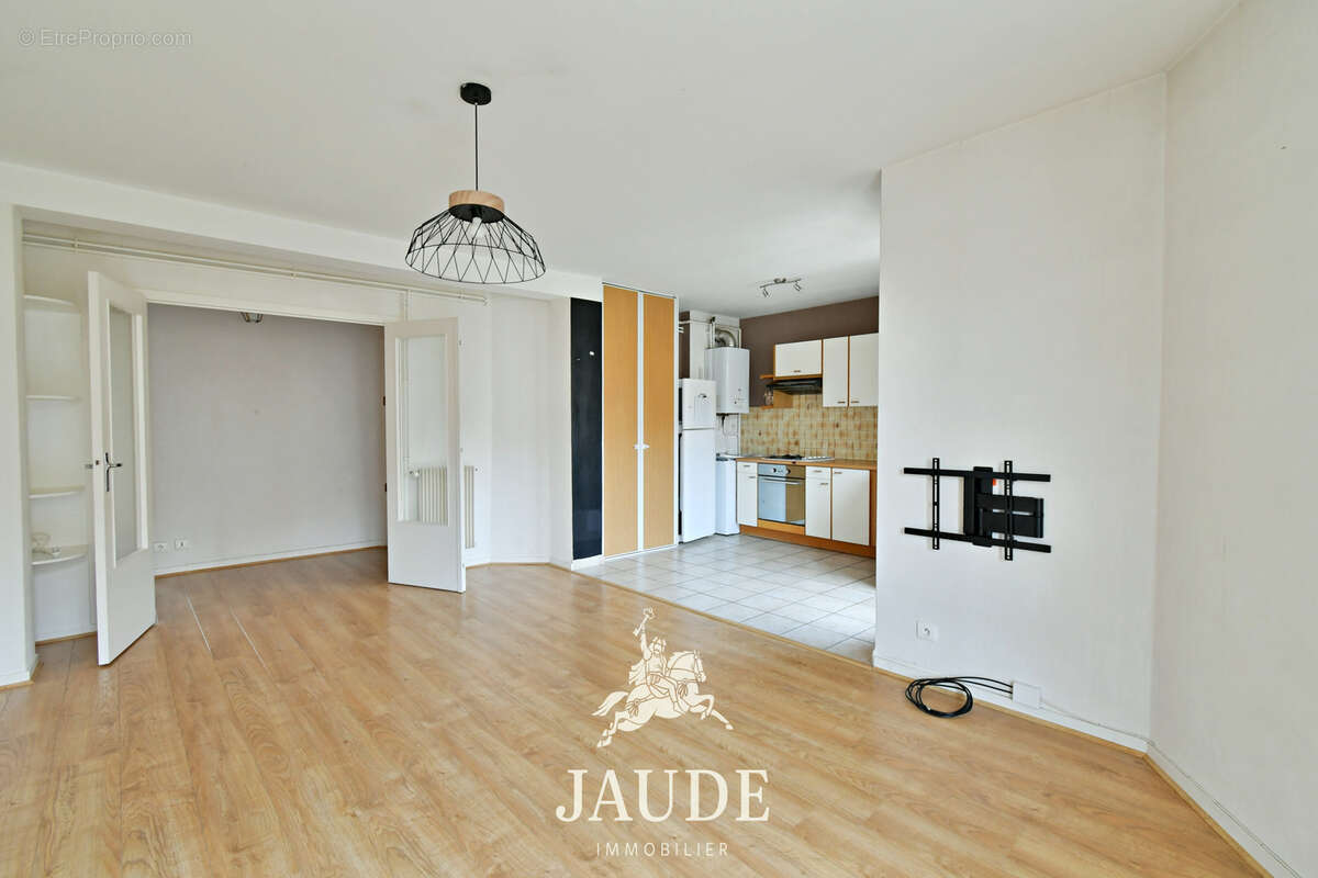 F3 traversant de 64m2 avec GARAGE et BALCON - Quartier Salins à Clermont-Ferrand - photo 2