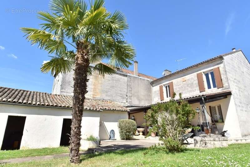 Maison à vendre 6 pièces ANGOULEME (16) maison 3 chambres + Studio et piscine sur terrain de 1150 m2 - photo 3