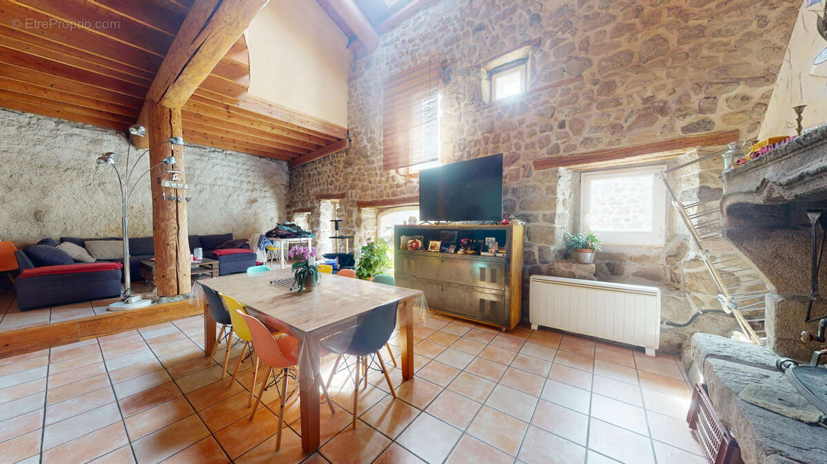 Maison en pierre de 177 m2 terrain de 130 m2 sur les hauteur de Bas en Basset - photo 3