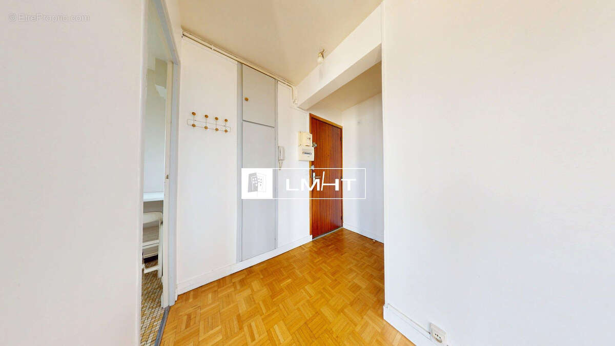 Dernier étage, vue dégagée plein Sud et beau potentiel pour ce studio de 32 m2 - photo 2