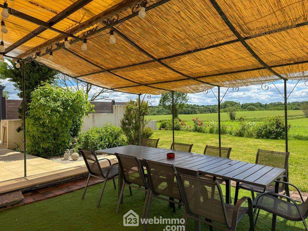 avec accès direct sur la terrasse et son jardin ! - Maison à POUZAUGES