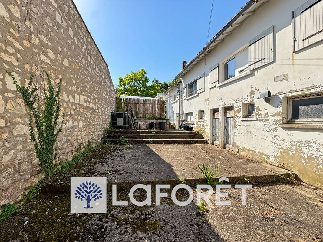 Immeuble de rapport - 3 lots loués et 2 appartements à rénover - photo 14