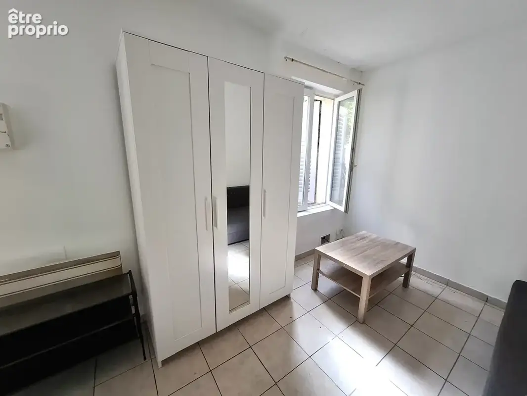 T150 - rue de vergennes - studio sur une cour pavee - photo 3