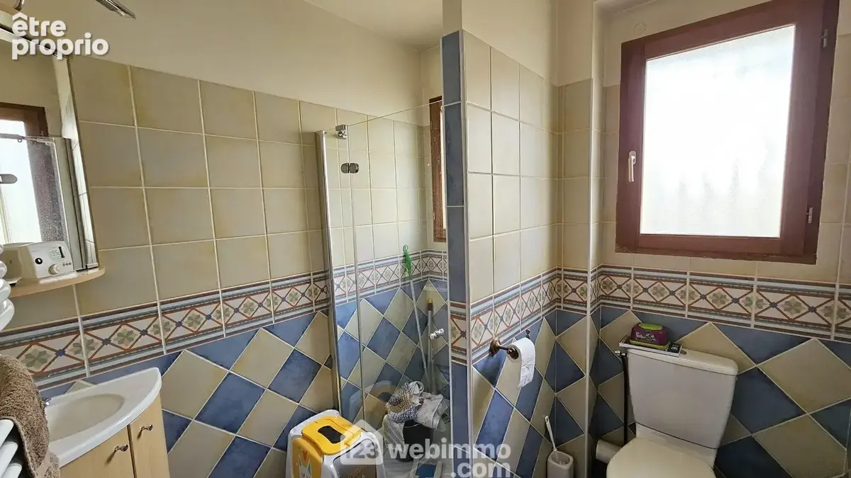 Au RDC, une salle d'eau/WC.
