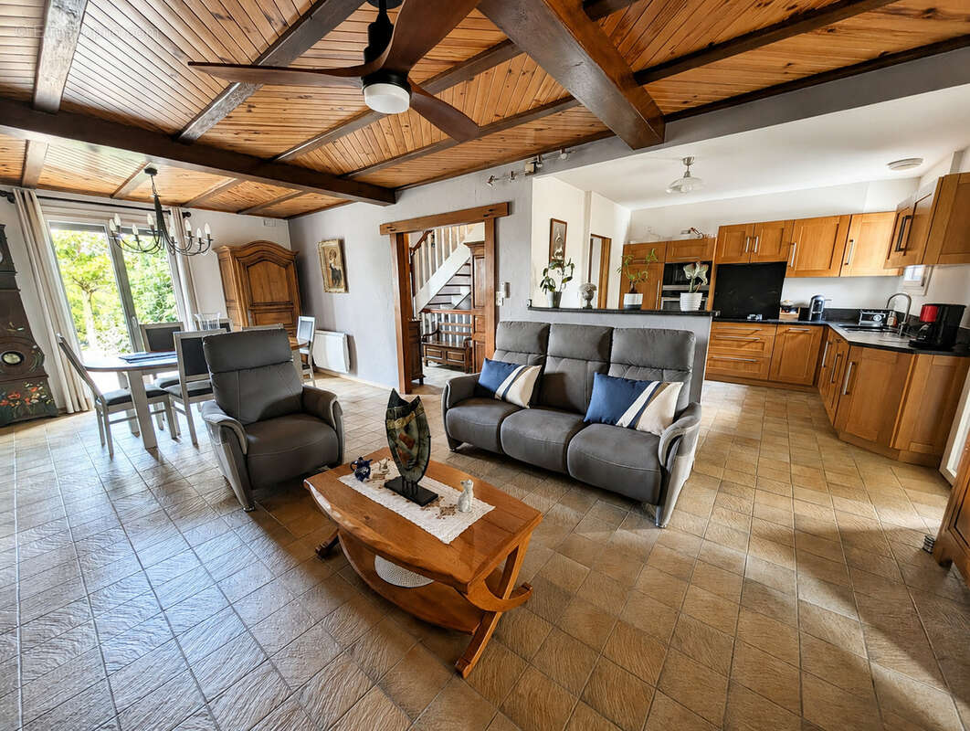 Maison de 152 m2 avec ensemble d'Atelier/Garage de 128 m2  sur un terrain de 3 650 m2 - photo 8