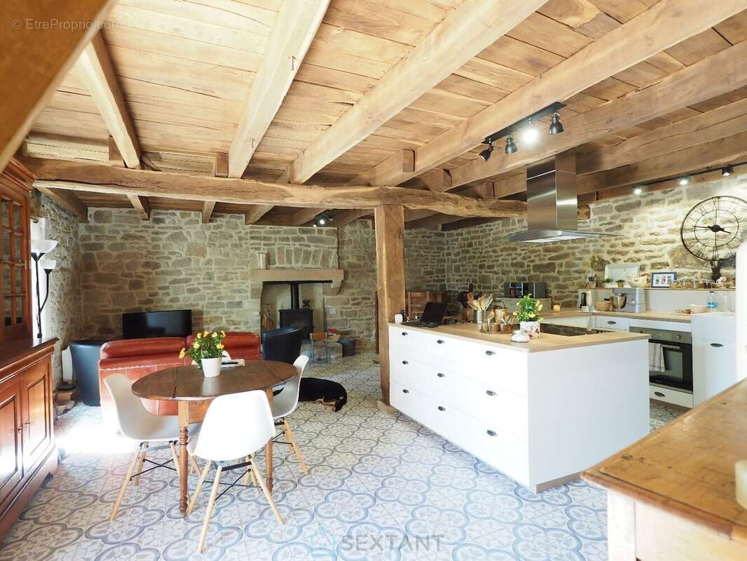 Un cadre atypique, une bâtisse en pierres récemment rénovée et équipée à neuf : Chambres d'hôtes, salle sports - fitness, espace - photo 16