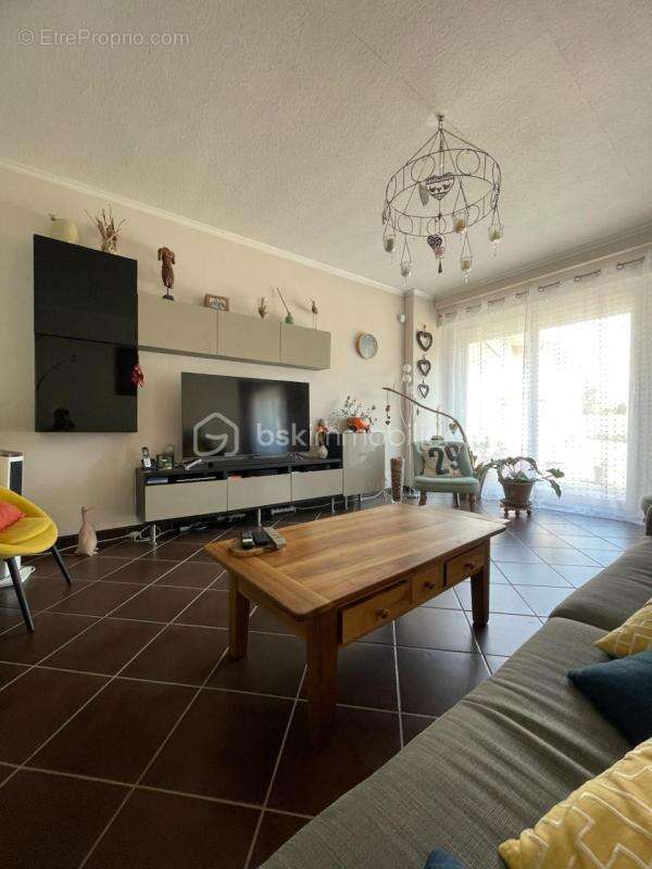 VERT-LE-PETIT – Maison de caractère rénovée avec garages et dépendances - photo 7