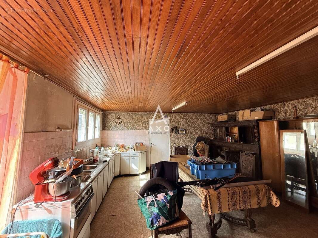 Belle opportunité au cur du bourg  Grande maison de 156 m² avec garage et fort potentiel - photo 6