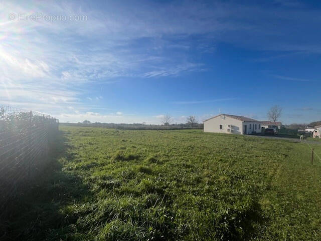 Terrain à SERENAC
