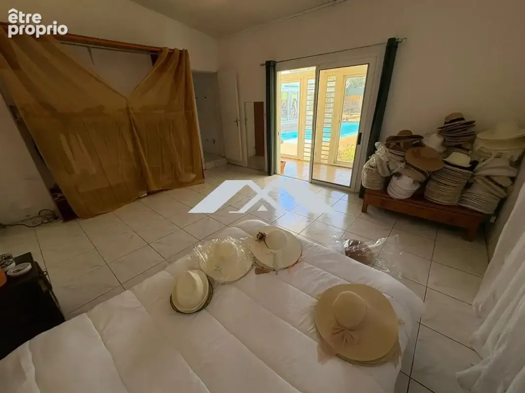 Maison 330 m² à Saint-Pierre  - photo 6