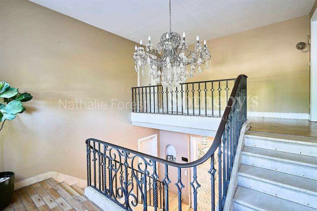 Maison familiale semi-mitoyenne – env 230 m² – 5 chambres - photo 8
