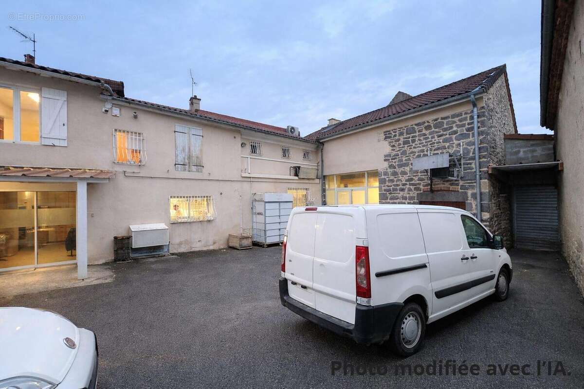 345 m² à Le Cheix  - photo 2