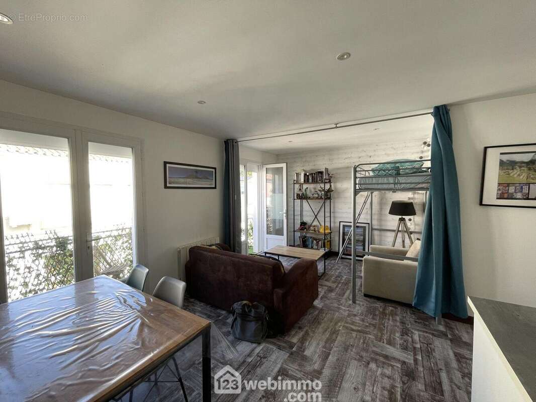 Belle pièce de vie avec deux baies vitrées. - Appartement à JARD-SUR-MER