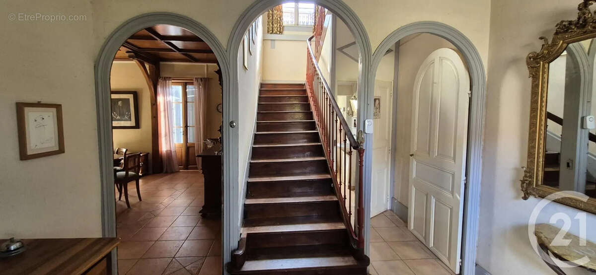 Maison 218 m² à Saint-Usuge  - photo 2
