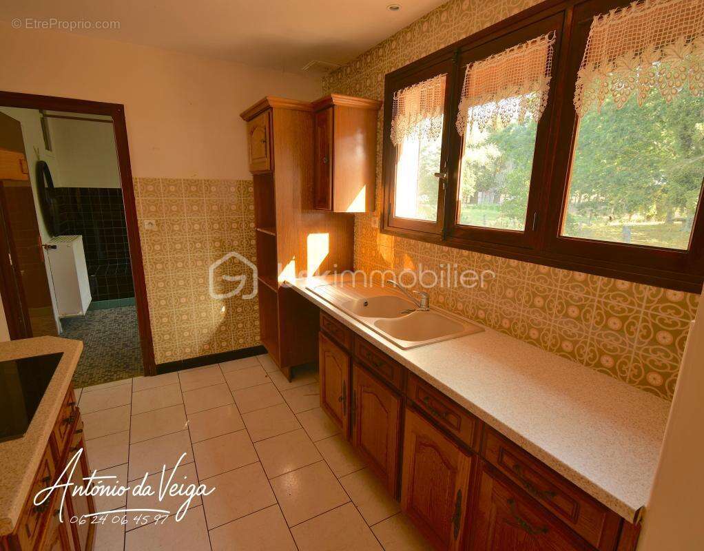  Maison de campagne – 3 chambres, dépendances, double garage et terrain constructible d’environ 3 233 m² - photo 3