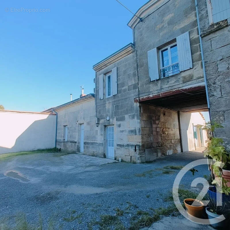 Maison à PRIGNAC-ET-MARCAMPS